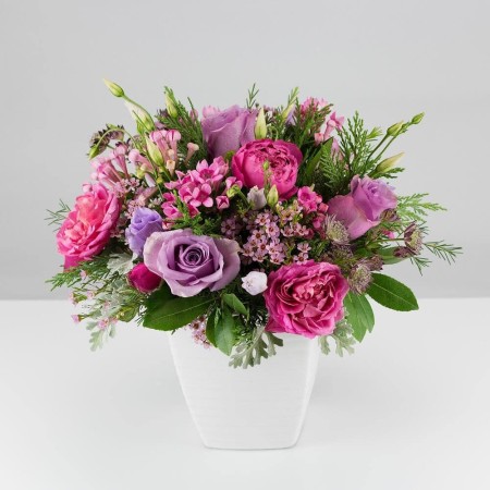 Σύνθεση λουλουδιών σε ροζ, φούξια, μωβ αποχρώσεις