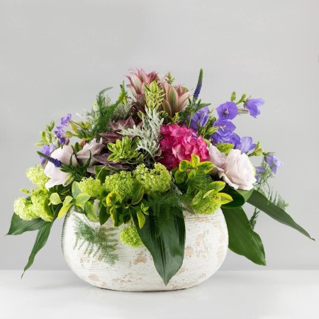 Ceramic caspo with flowers of intense shades