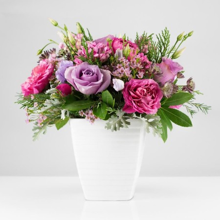 Σύνθεση λουλουδιών σε ροζ, φούξια, μωβ αποχρώσεις